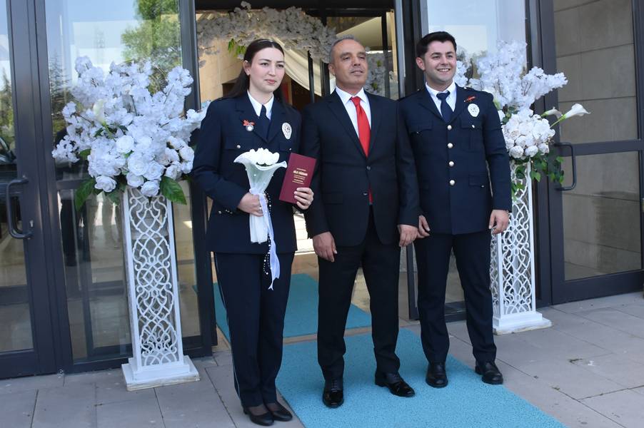 Afyonkarahisar’da Polis Çift Üniformalarıyla Nikah Masasına Oturdu (1)