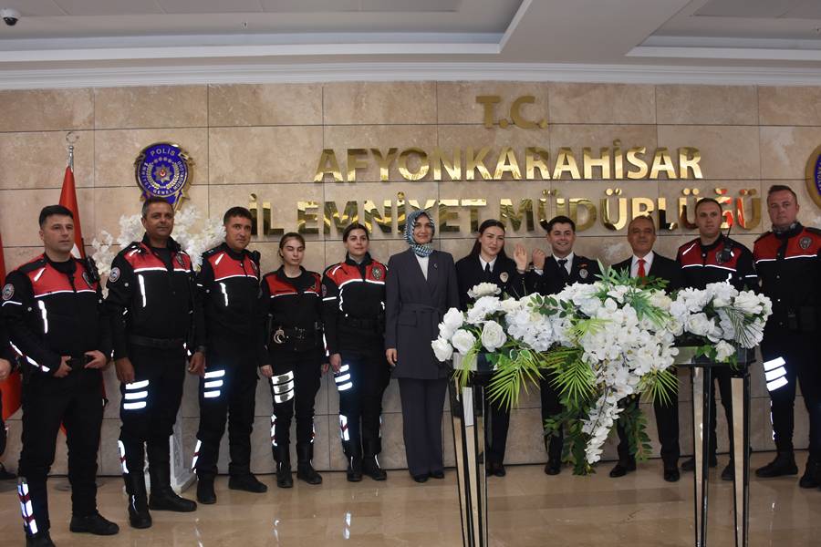 Afyonkarahisar’da Polis Çift Üniformalarıyla Nikah Masasına Oturdu (2)