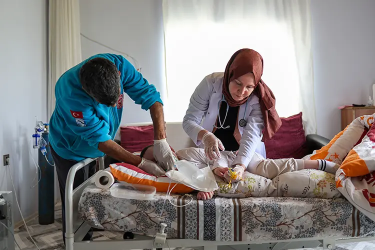 Araçların Gidemediği Yerlerde Sağlık Görevlileri Yürüyor2