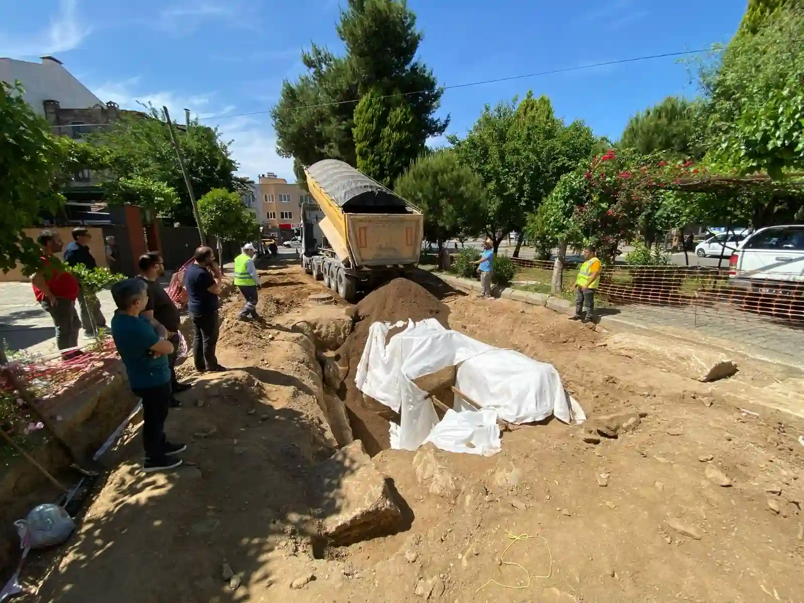 Aydın’da Yol Çalışmasında Bulunan Tarihi Mezarın Üzeri Kapatıldı (2)