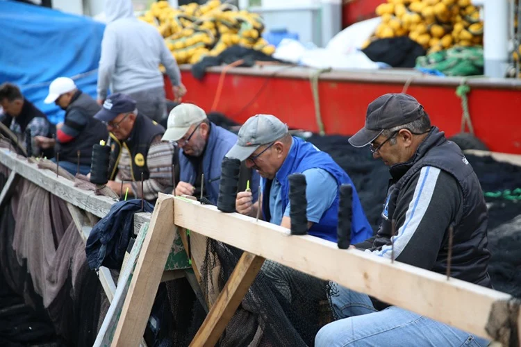Balıkçılar Yeni Sezon Için Ağ Ve Tekne Bakımında2