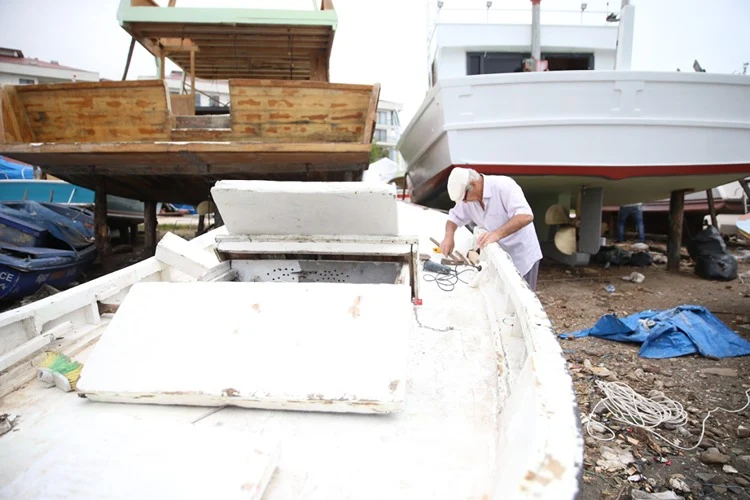 Balıkçılar Yeni Sezon Için Ağ Ve Tekne Bakımında457