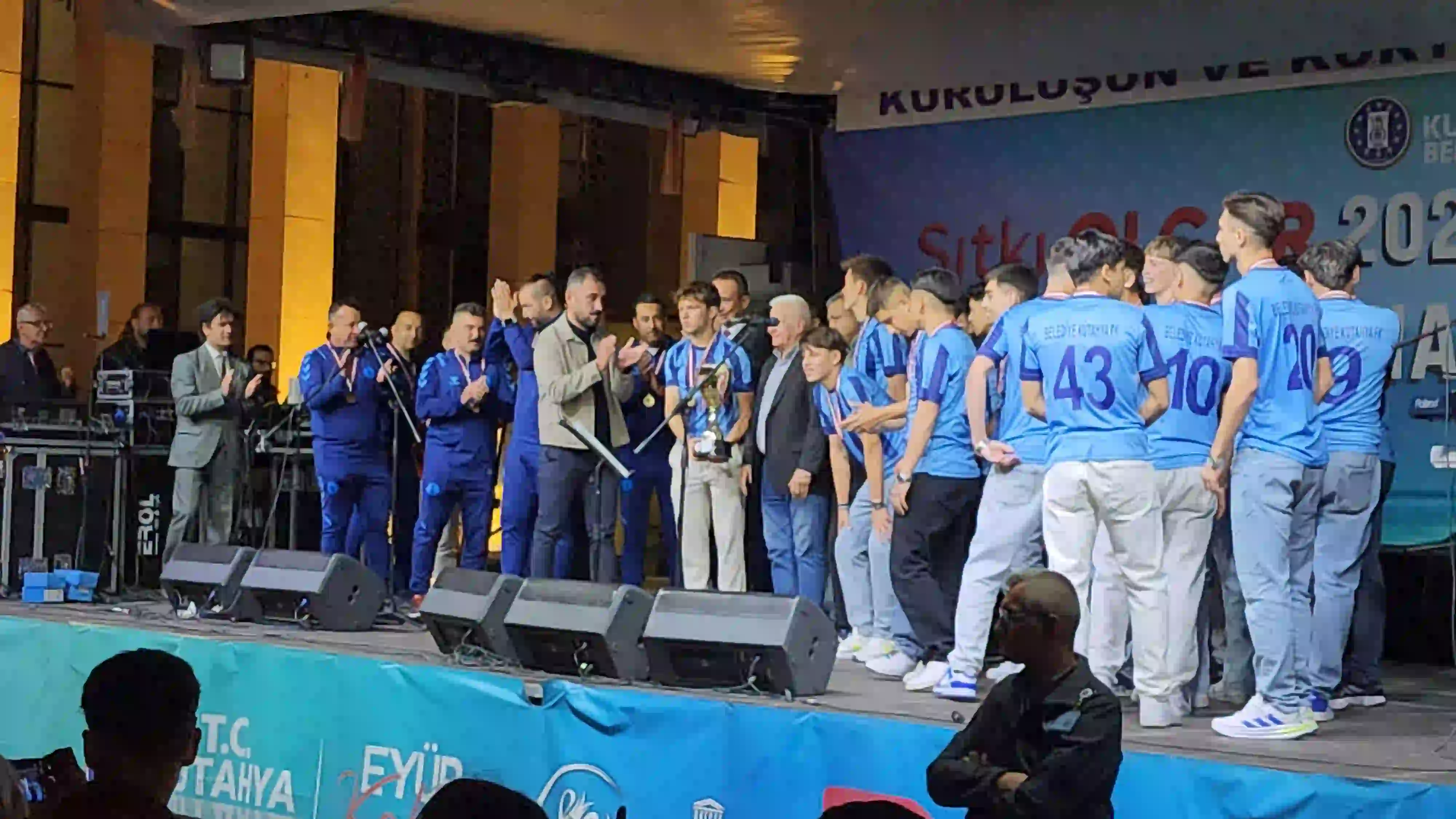 Belediye Kütahyaspor U 17, Şampiyonluk Kupasını Aldı (1)