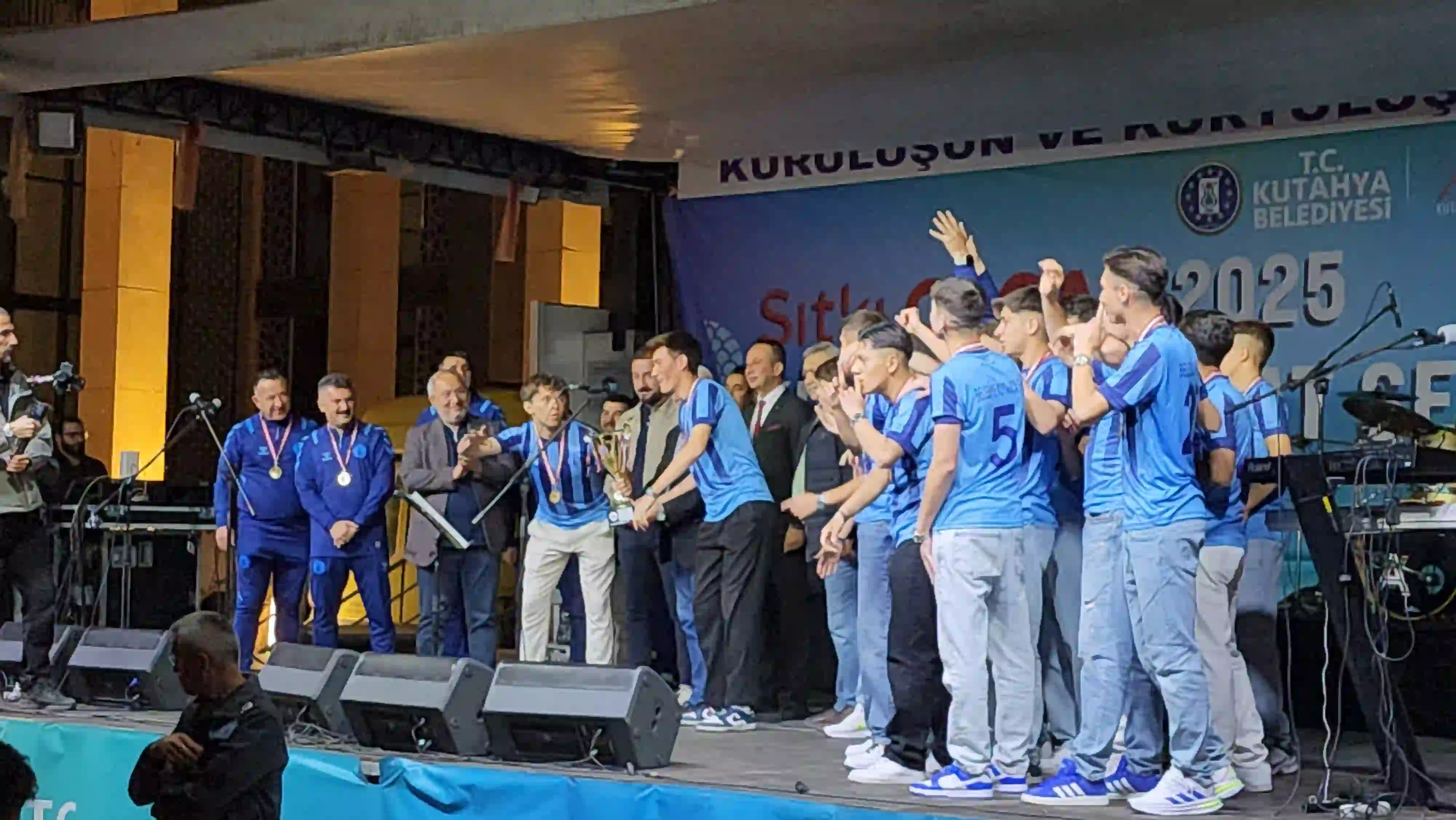 Belediye Kütahyaspor U 17, Şampiyonluk Kupasını Aldı (2)