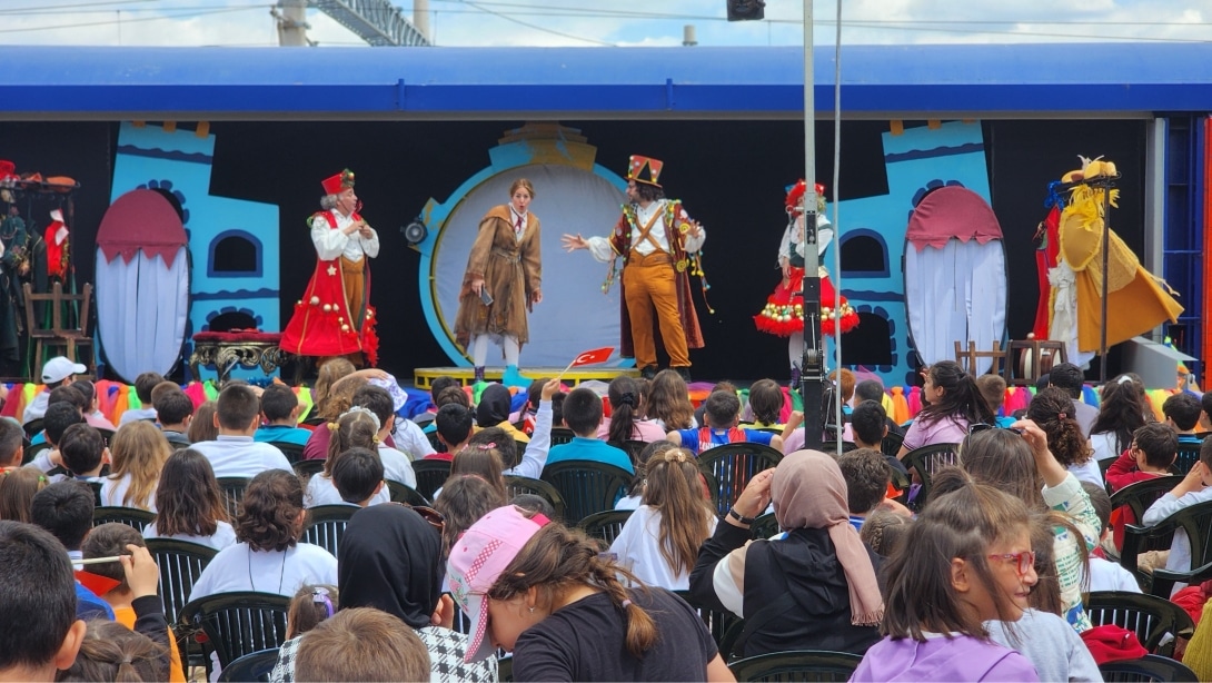 Devlet Tiyatrolarının “Vagon Sahne”Si Kütahya’da Öğrencilerle Buluştu (2)