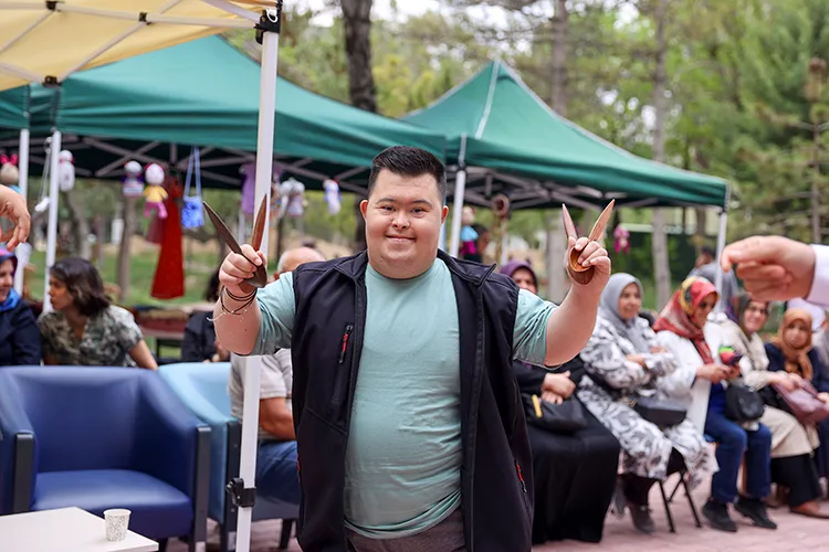 Down Sendromlu Fatih, Sanatla Kanseri Yendi3