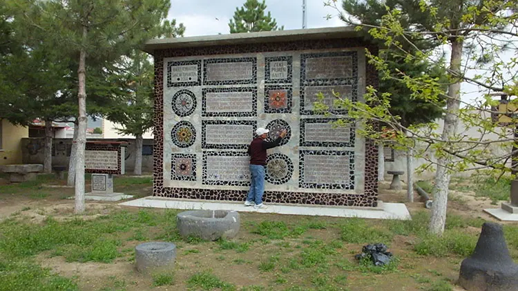 Emekli İşçi, Volkanik Taşlarla Bahçesinde Sanat Yapıyor