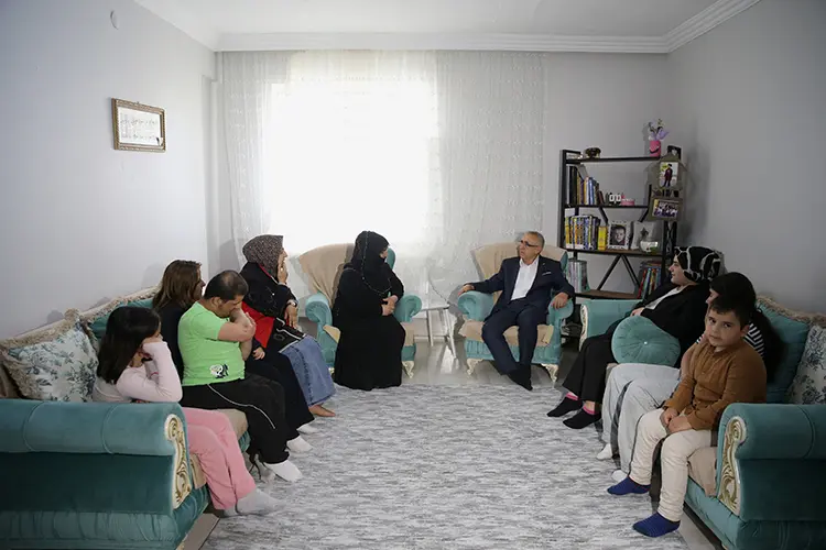 Eşini Kaybettikten Sonra 9 Çocuğuna Sevgiyle Büyütüyor2