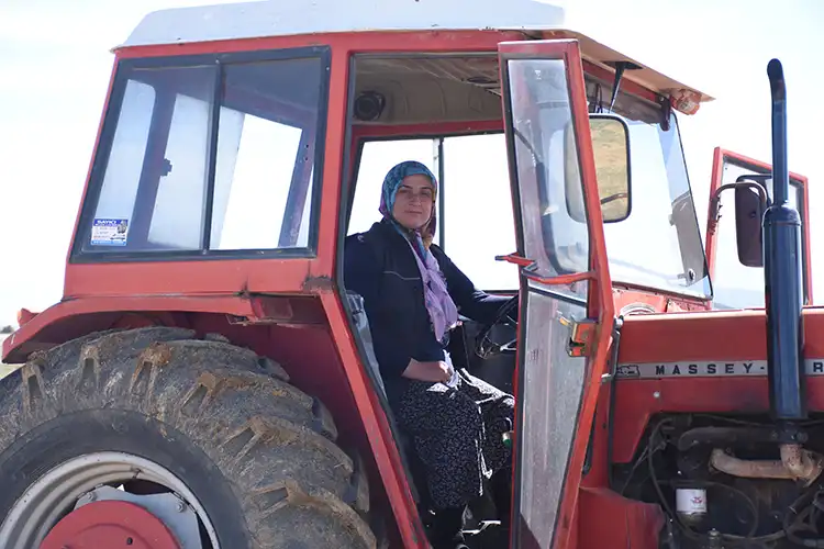 Eşini Kaybettikten Sonra Çiftçiliğe Başladı, Üniversite Hayali Kuruyor (1)