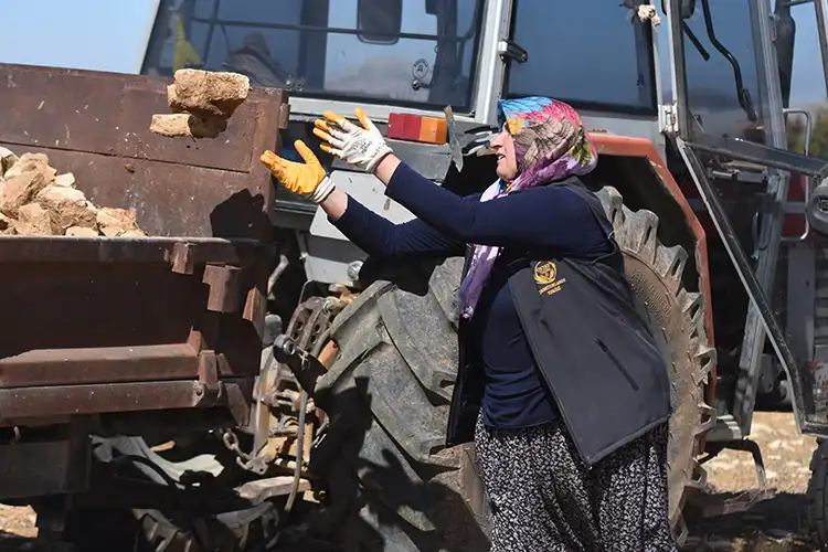 Eşini Kaybettikten Sonra Çiftçiliğe Başladı, Üniversite Hayali Kuruyor (6)