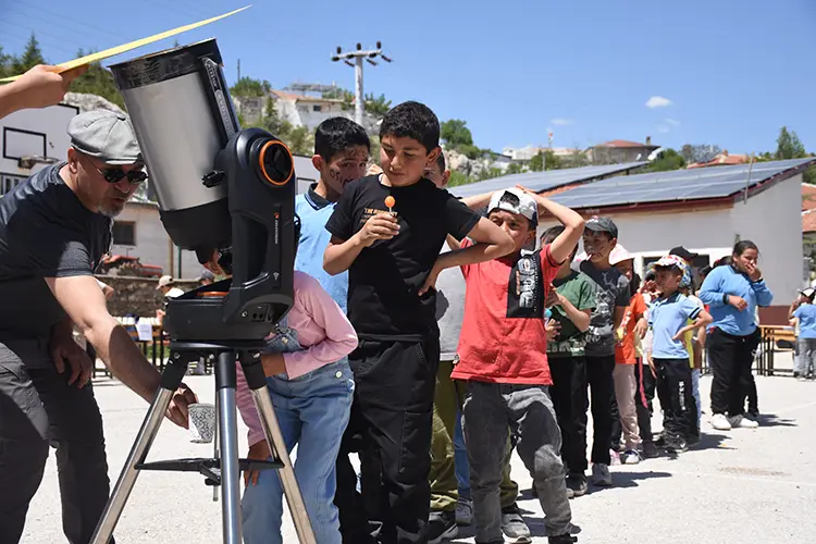 Fen Öğretmeni Köy Okullarında Astronomi Sevdiriyor2