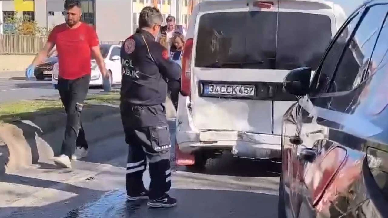 Hafif Ticari Araç Otomobile Çarptı Yaralı1