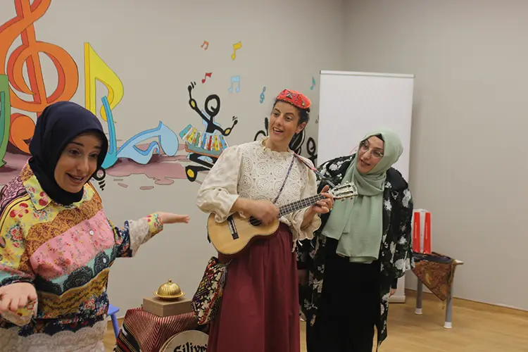 Hastanede Uzun Süre Tedavi Gören Çocuklara Masal Ve Eğitim Desteği