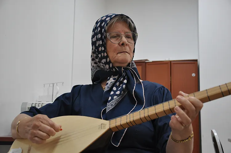 Hayalinden Vazgeçmedi 65 Yaşında Ilk Kez Bağlama 2