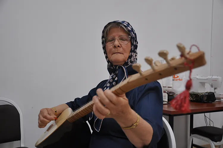 Hayalinden Vazgeçmedi 65 Yaşında Ilk Kez Bağlama Çaldı3