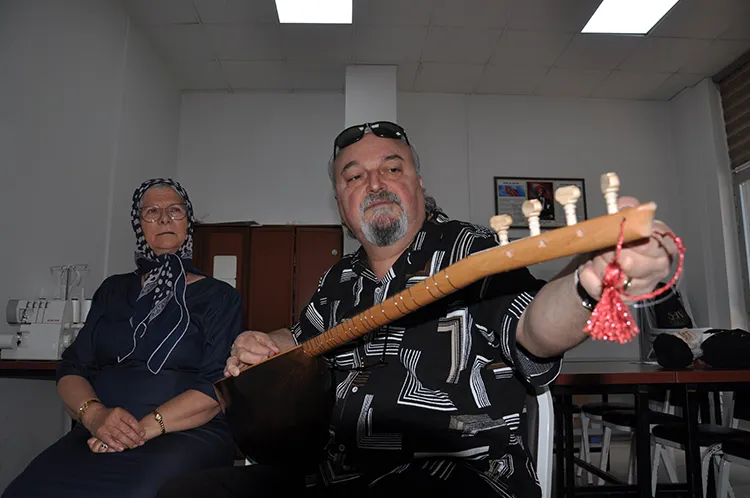 Hayalinden Vazgeçmedi 65 Yaşında Ilk Kez Bağlama Çaldı4