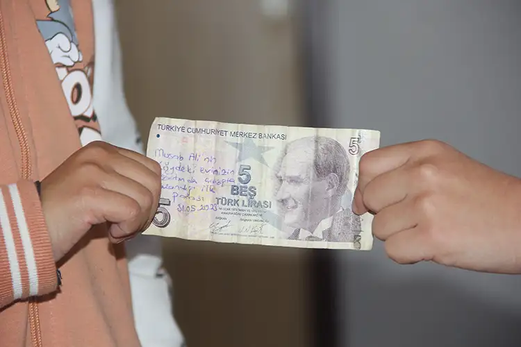 İlkokul Öğrencisi Kantinden Aldığı Paradaki Notu Görüp Sahibini Buldu1