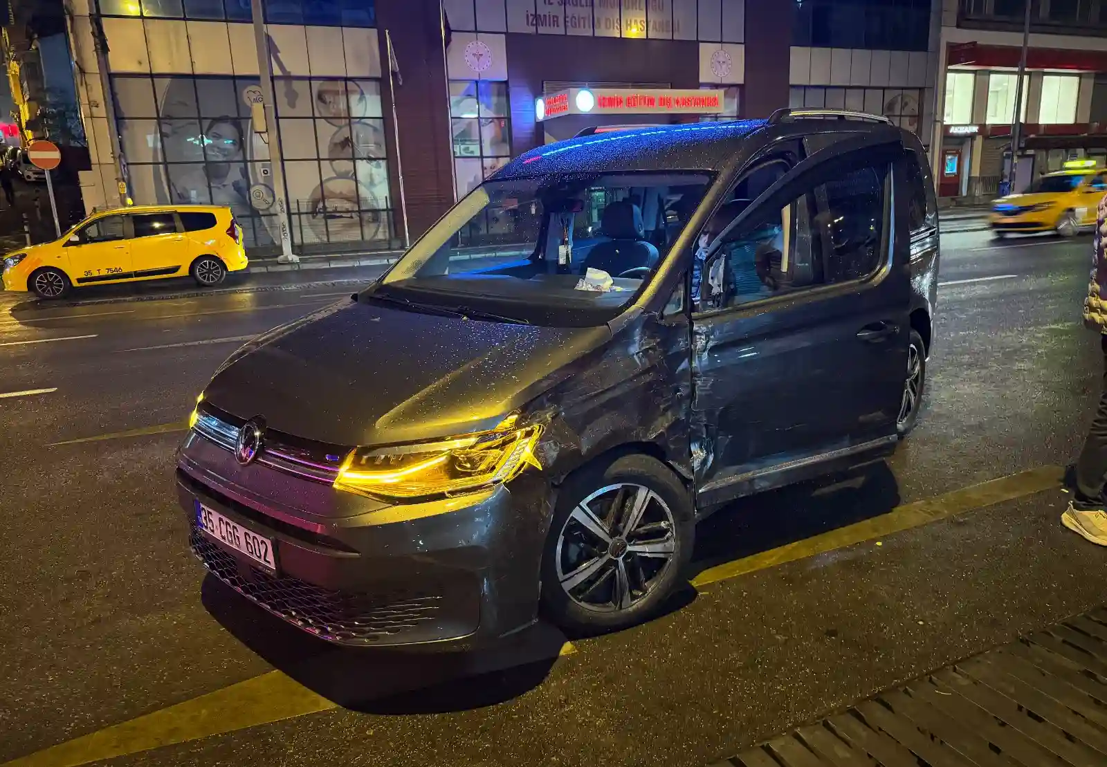 İzmir'de Park Halindeki Araçlara Çarptı 2 Yaralı (1)