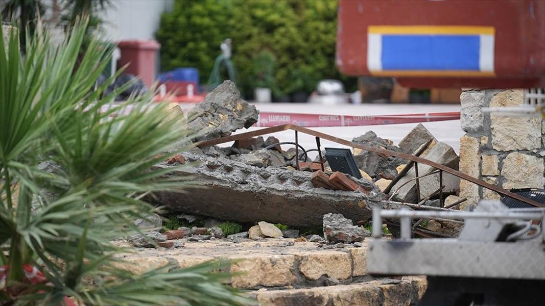 İzmir'deki Beton Kemer Faciasında Can Kaybı 2'Ye Yükseldi (1)