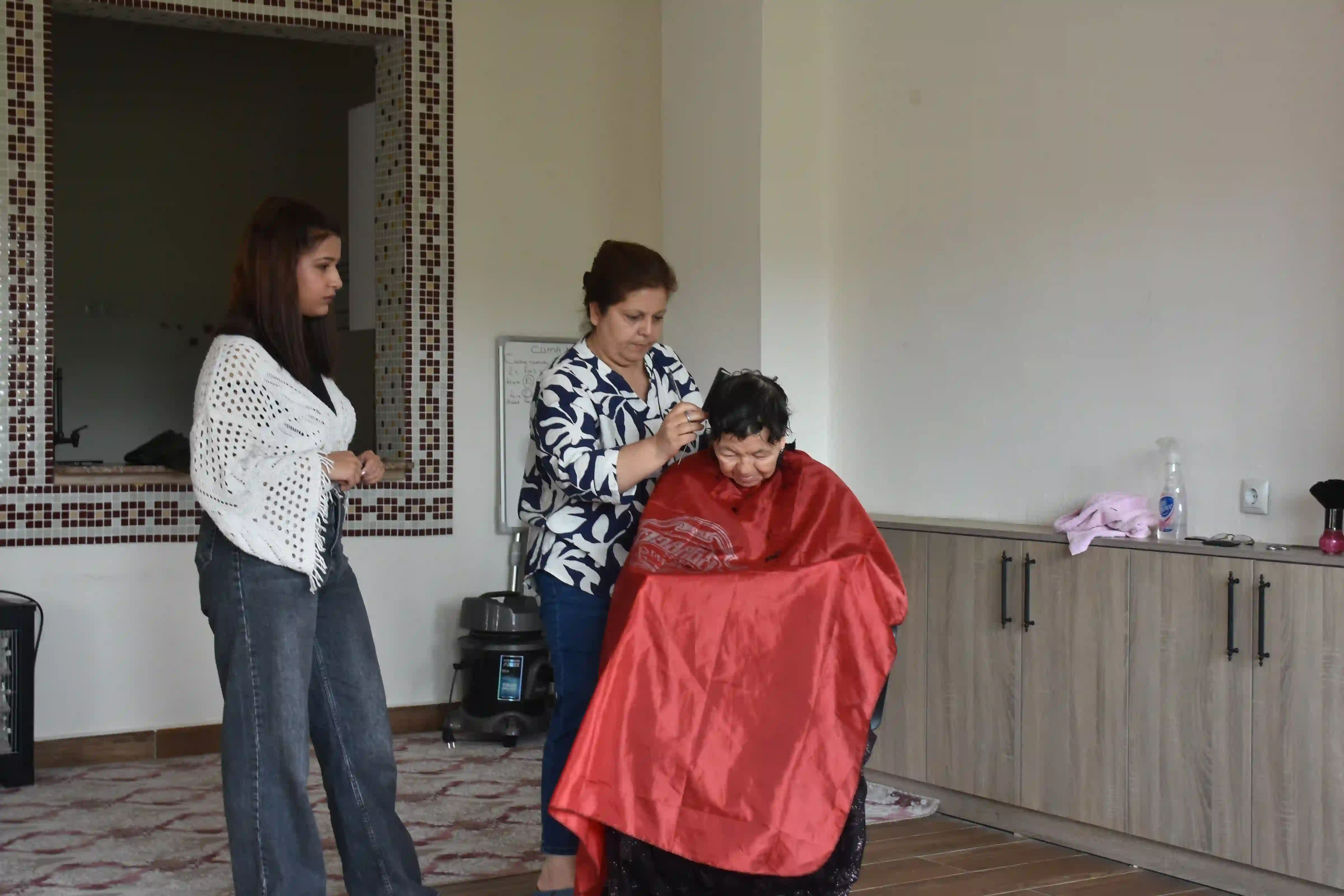 Kanseri Yendi, Şimdi Köy Köy Dolaşıp Saç Kesiyor2