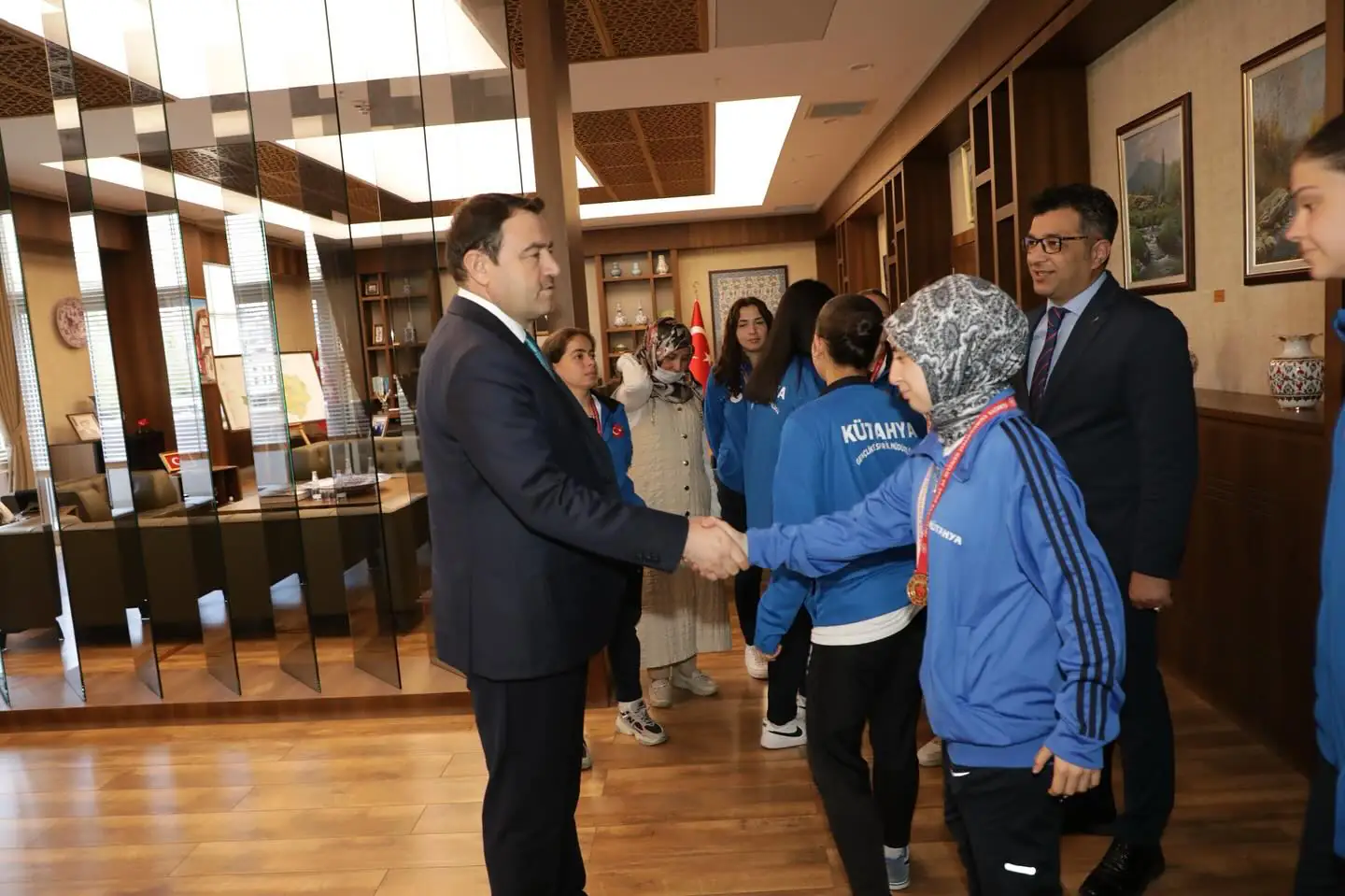 Kütahya Valisi Işın, Şampiyon Kızlarla Buluştu 1