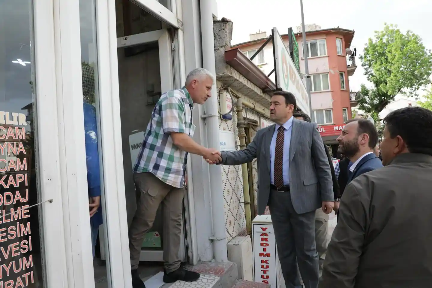 Kütahya Valisi Işın, Vatandaş Ve Esnaflarla Buluştu