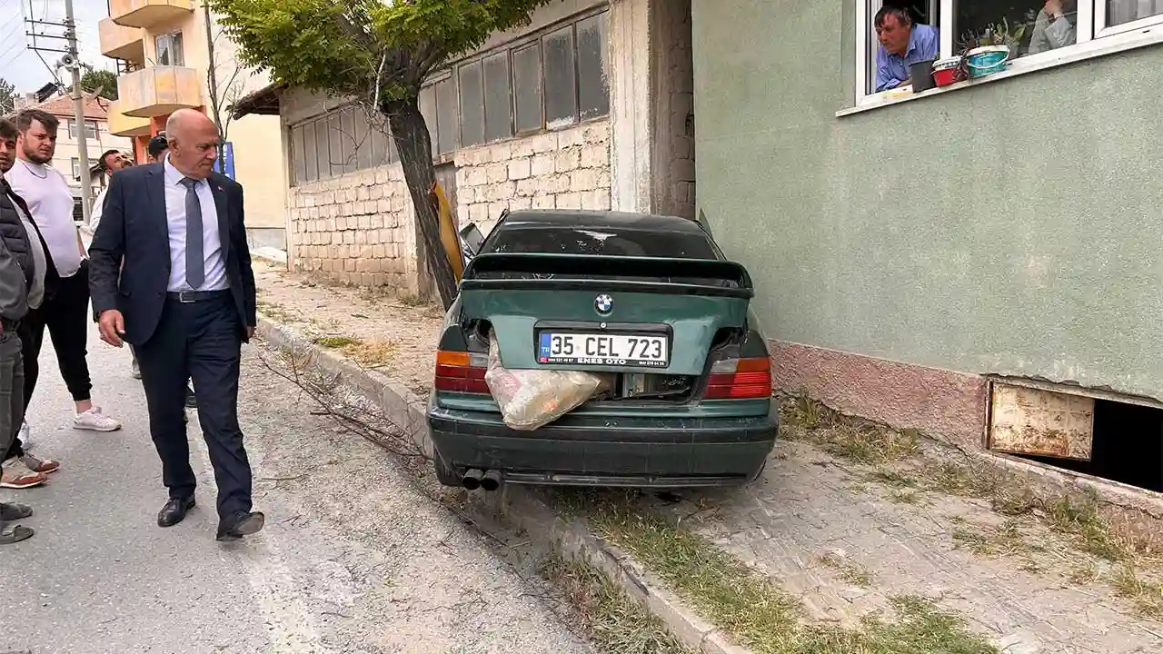 Kütahya'da Ağaç Ile Evin Arasında Sıkışan Otomobilin Sürücüsü Yaralandı3