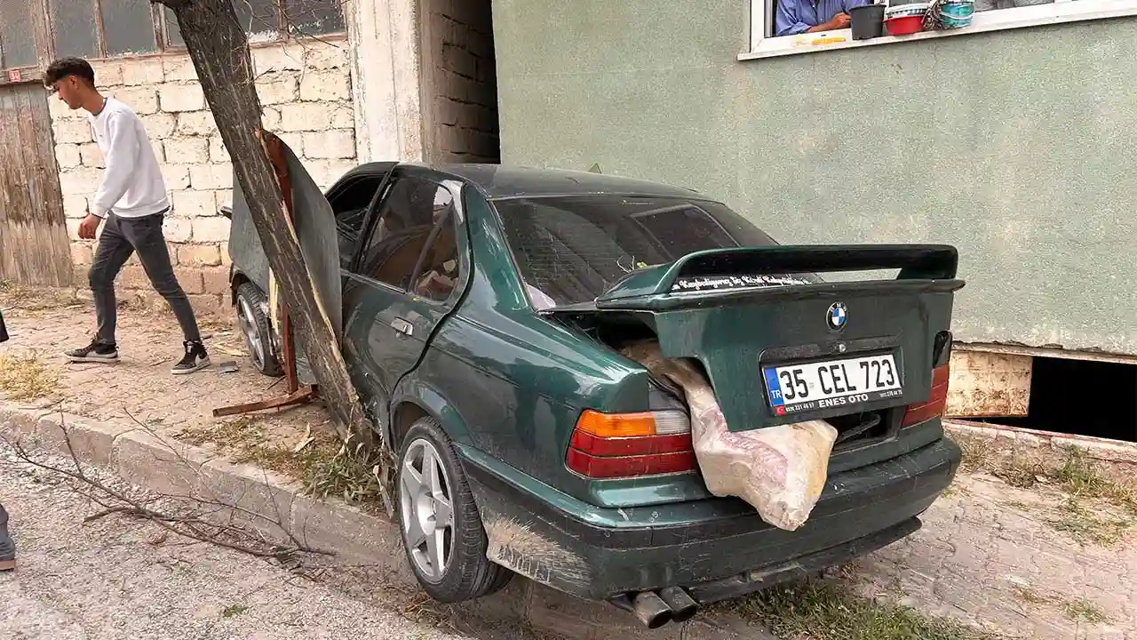 Kütahya'da Ağaç Ile Evin Arasında Sıkışan Otomobilin Sürücüsü Yaralandı4
