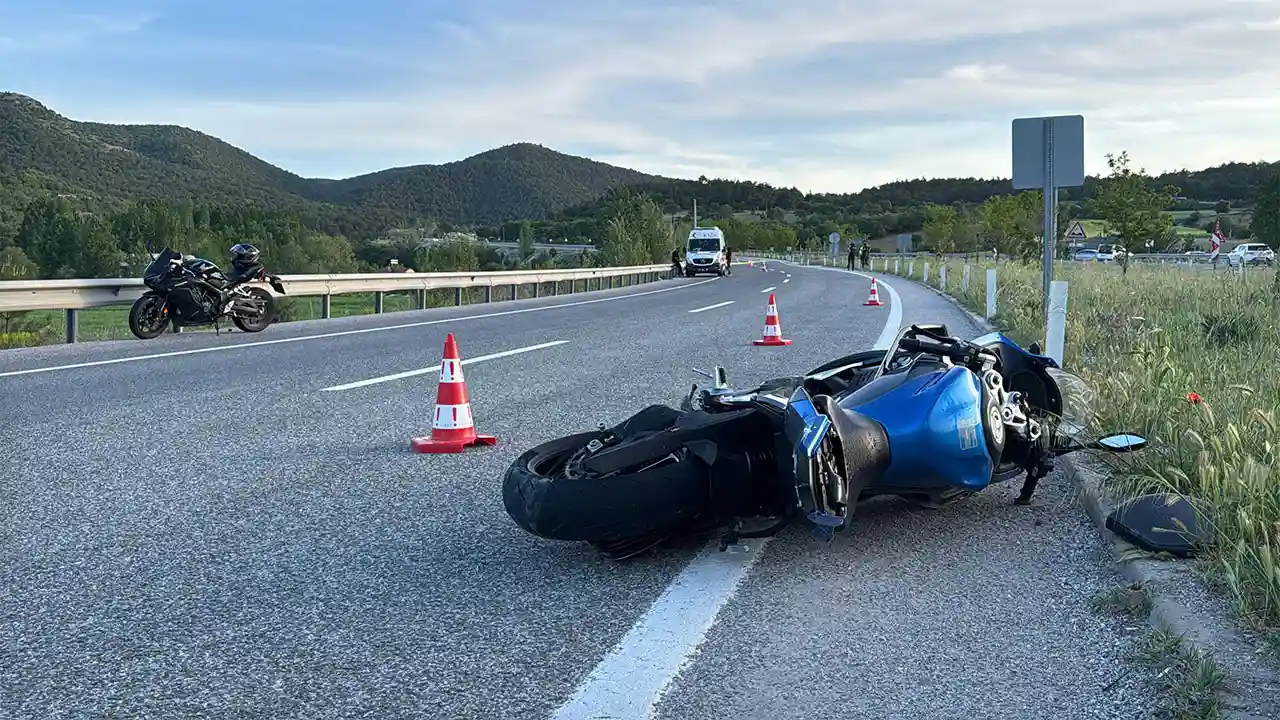 Kütahya'da Bariyere Çarpan Motosiklet Sürücüsü Öldü2