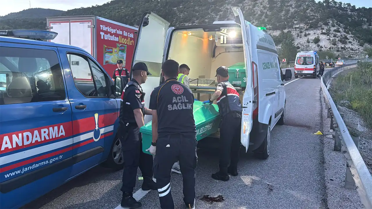 Kütahya'da Bariyere Çarpan Motosiklet Sürücüsü Öldü3