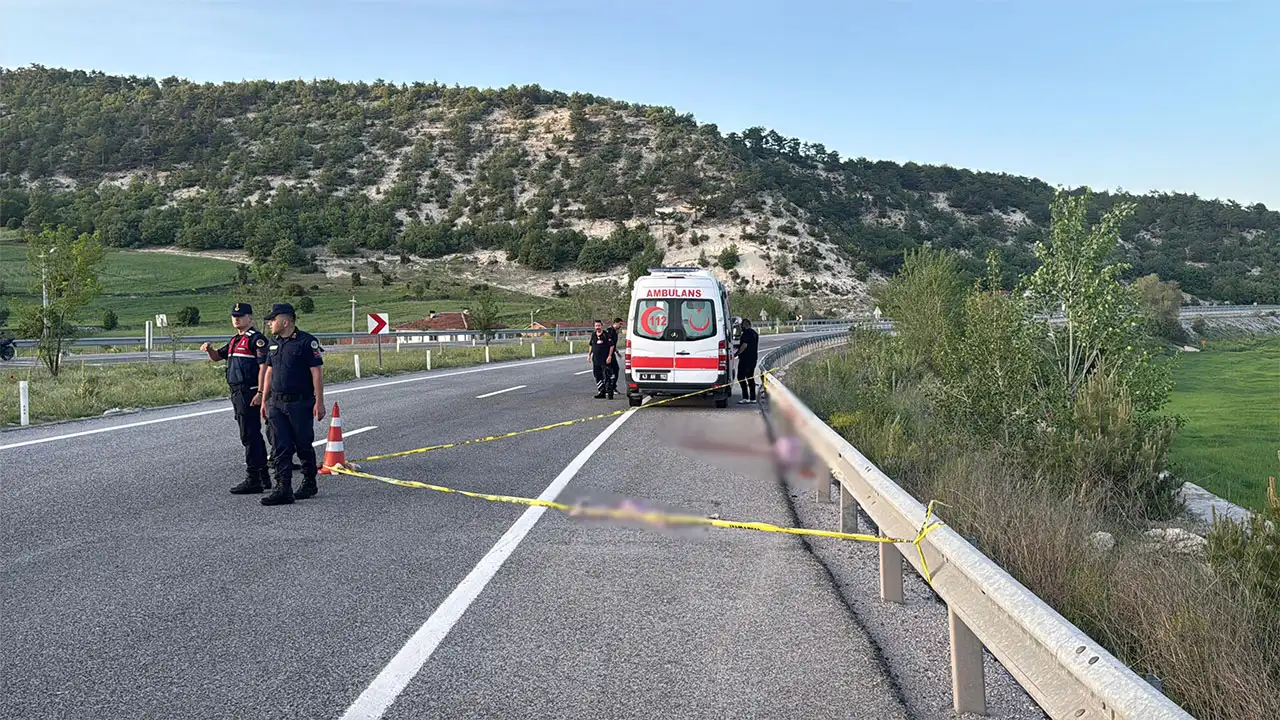 Kütahya'da Bariyere Çarpan Motosiklet Sürücüsü Öldü4