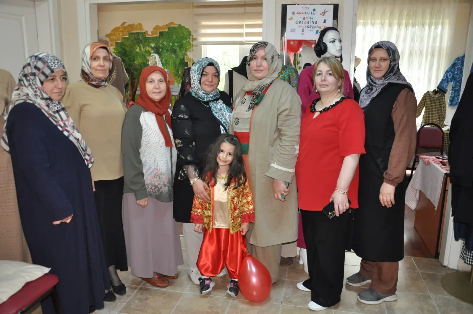 Kütahya’da Ev Hanımları Kıyafet Tasarımlarını Sergiledi 2