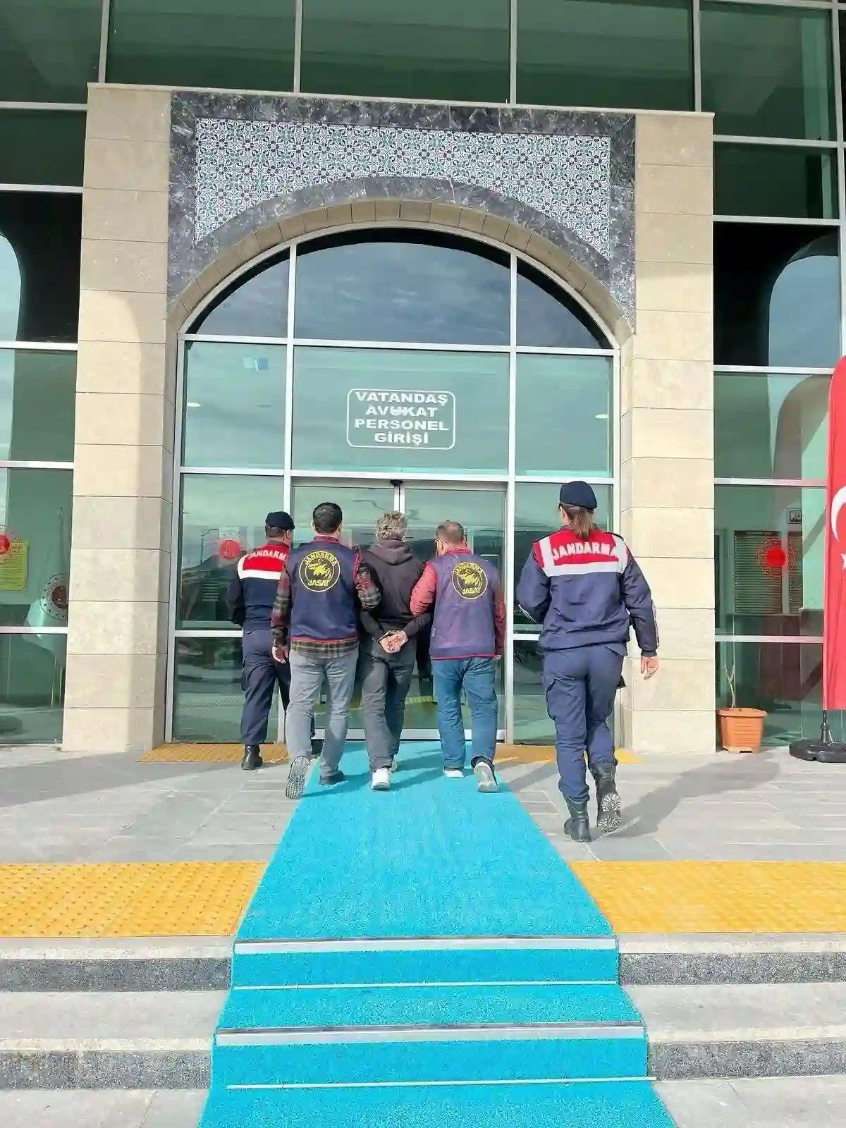 Kütahya’da Jandarma Aranan Şahısları Yakaladı1