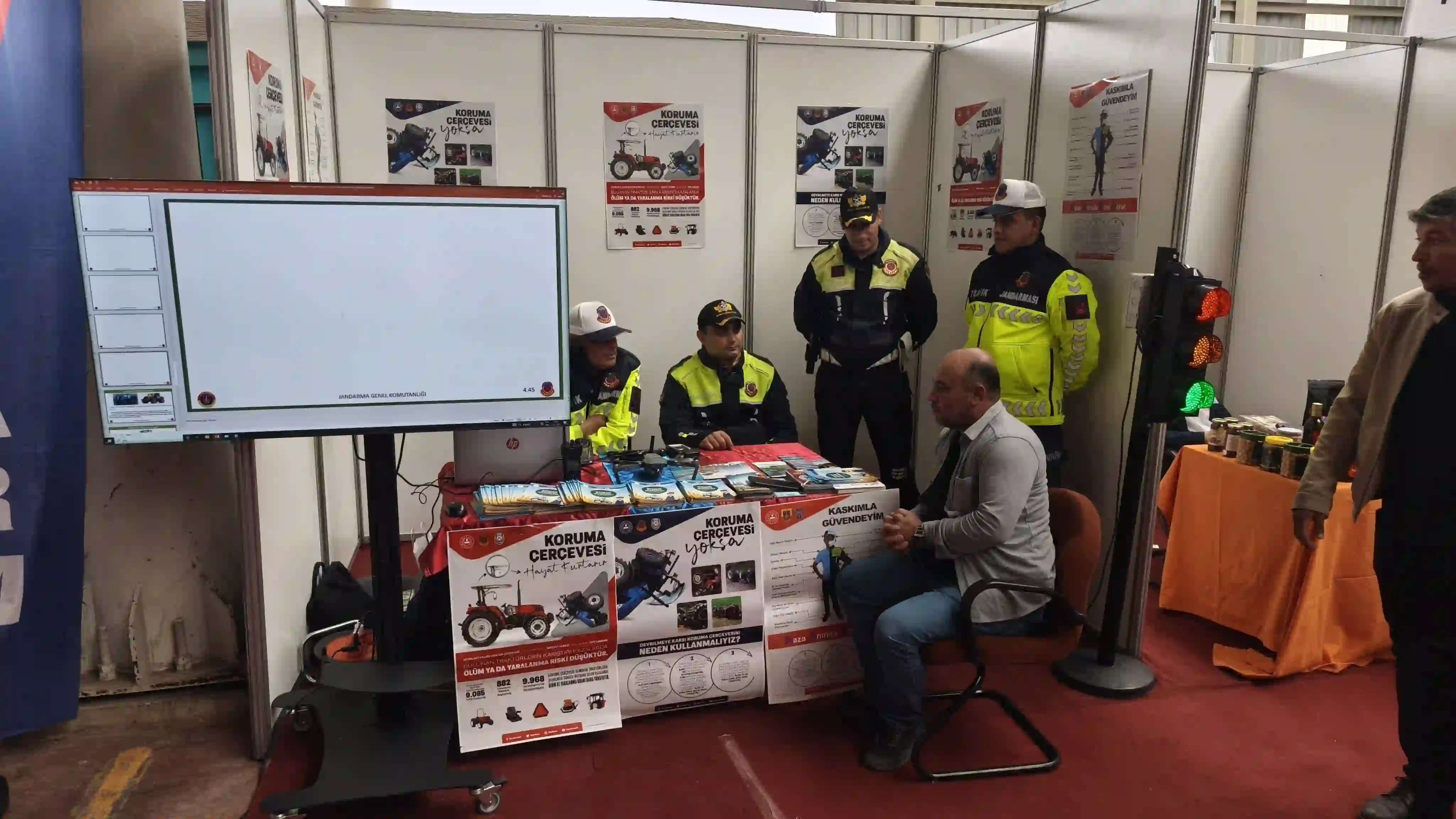 Kütahya’da Jandarmadan Tarım Fuarı’nda Bilgilendirme Standı 1