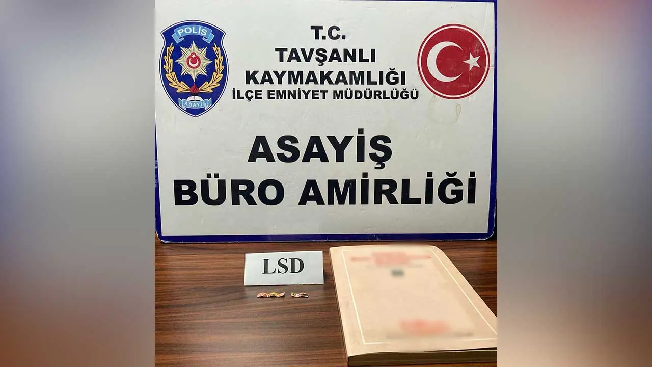 Kütahya'da Kitap Arasında Uyuşturucu Satıyordu, Yakalandı3