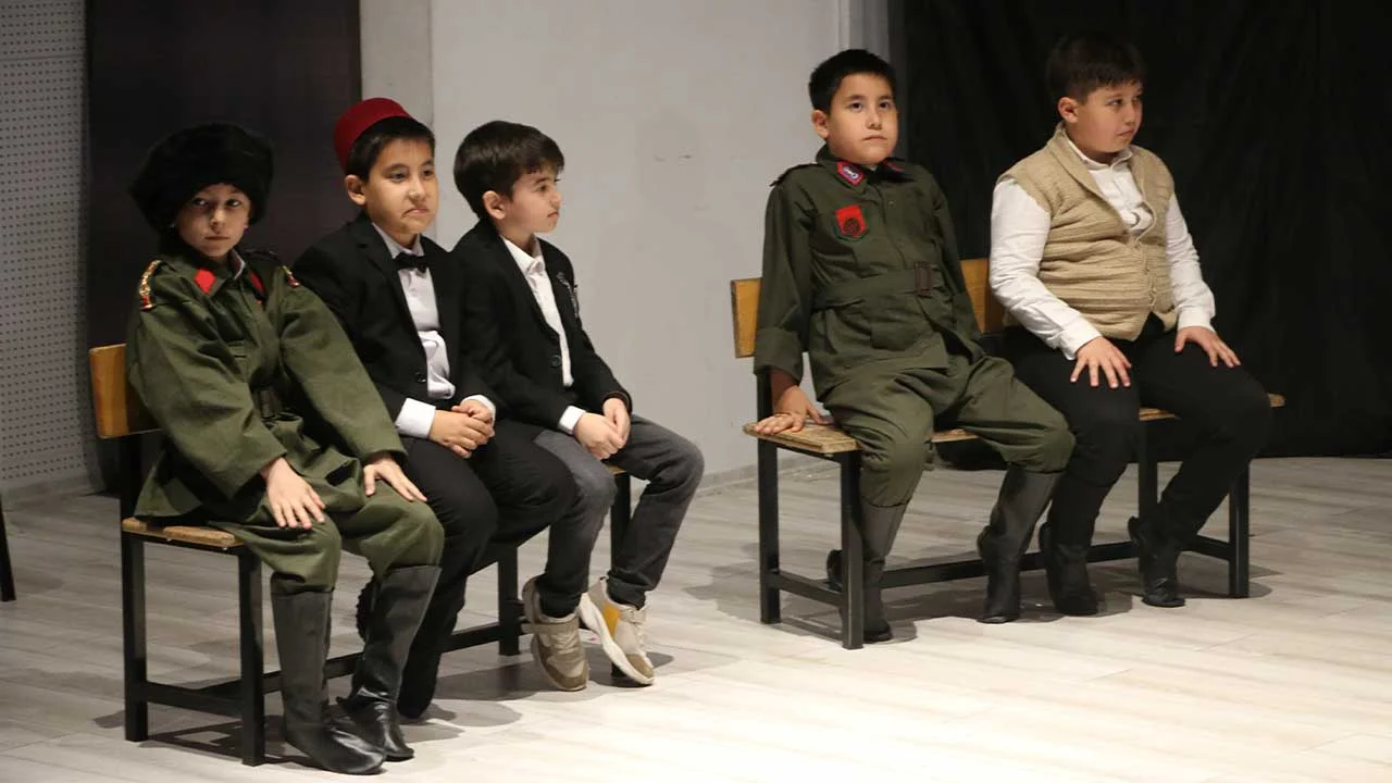 Kütahya’da Minikler Tiyatro Sahnesinde3