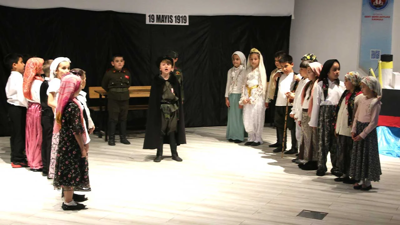 Kütahya’da Minikler Tiyatro Sahnesinde5