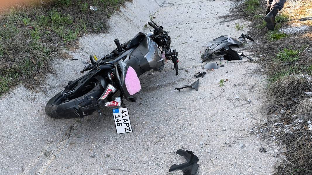 Kütahya’da Motosiklet Otomobile Arkadan Çarptı, 1 Yaralı (2)