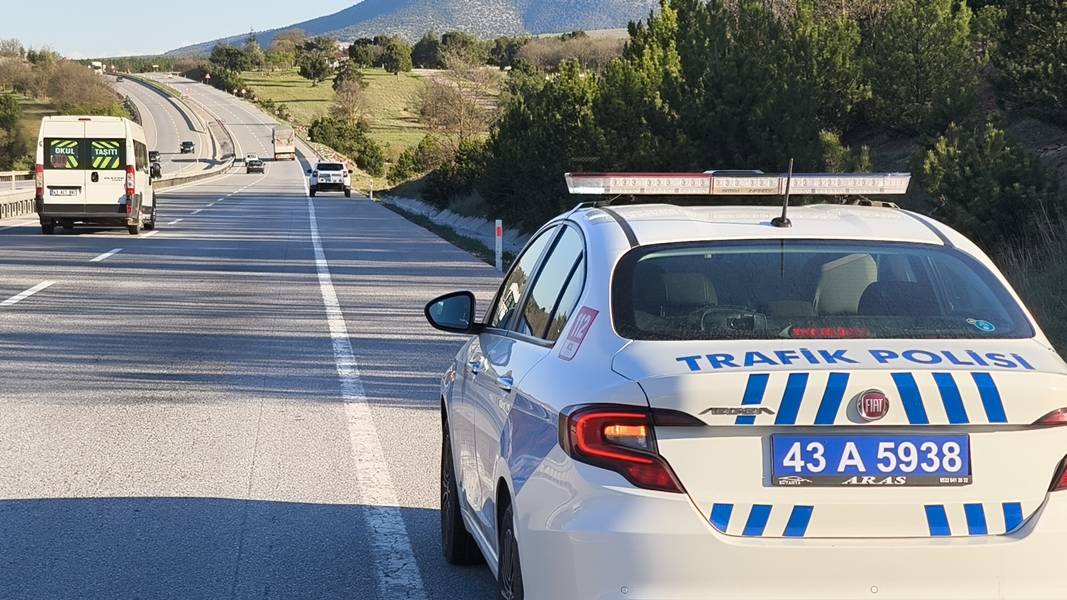 Kütahya’da Motosiklet Otomobile Arkadan Çarptı, 1 Yaralı (3)