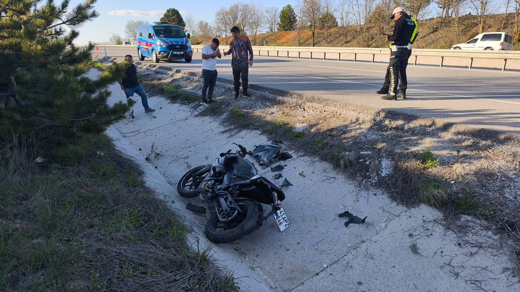 Kütahya’da Motosiklet Otomobile Arkadan Çarptı, 1 Yaralı (4)