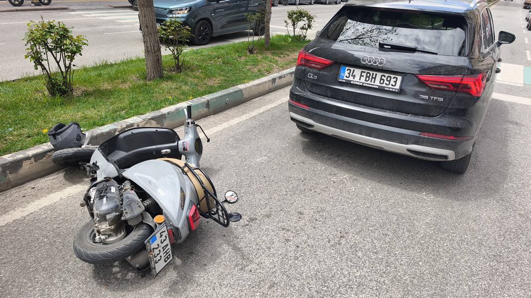 Kütahya'da Motosiklet Otomobile Çarptı 1 Yaralı (1)-1