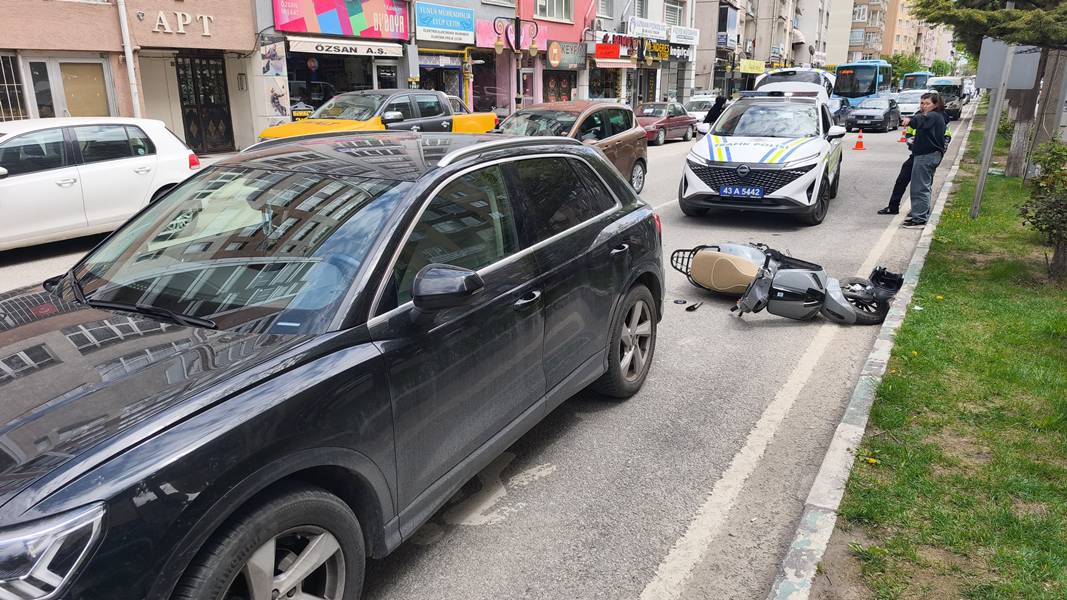 Kütahya'da Motosiklet Otomobile Çarptı 1 Yaralı (3)-1