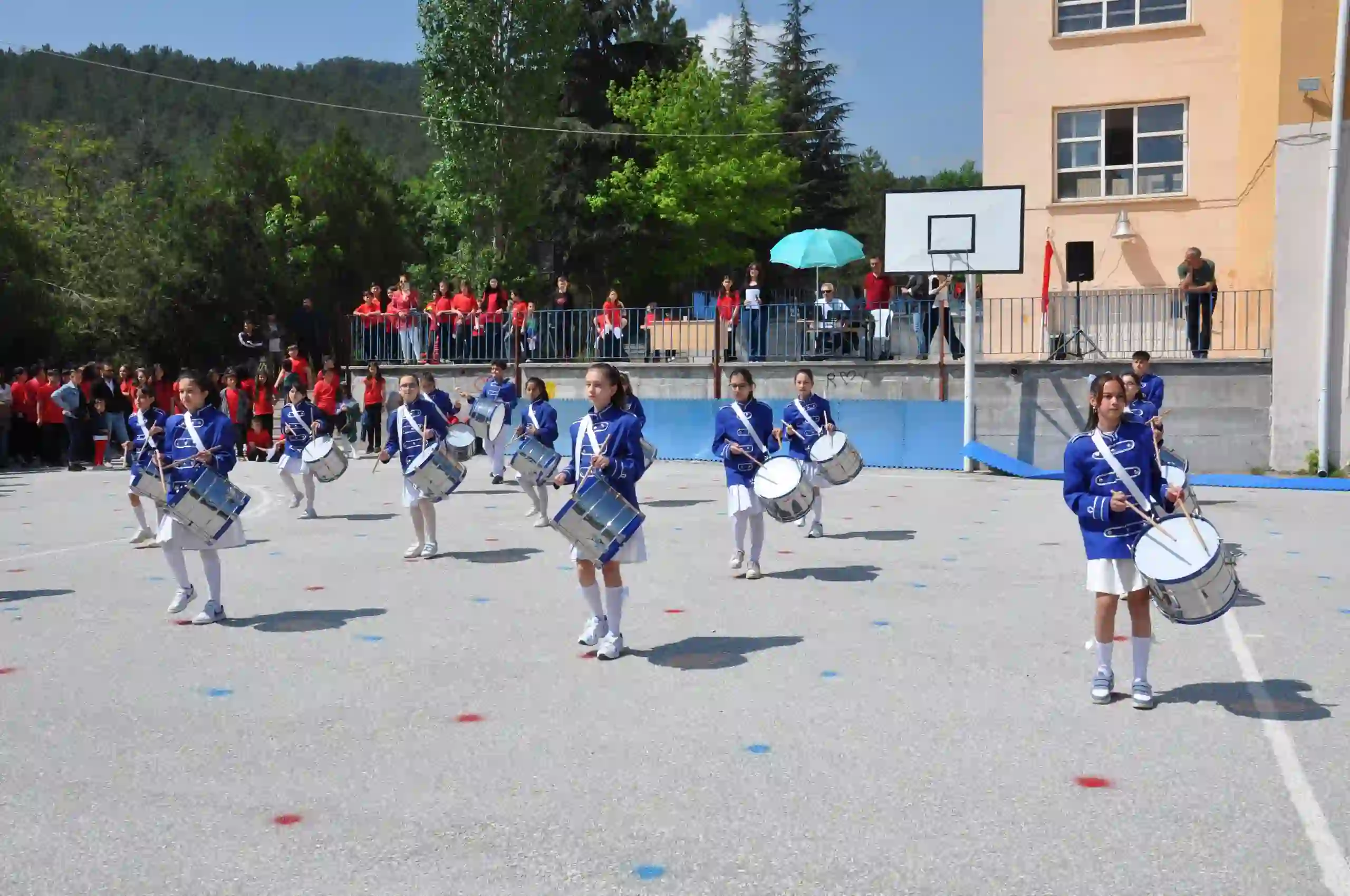 Kütahya’da Öğrenciler Hep Birlikte Harmandalı Oynayıp Halay Çekti (1)