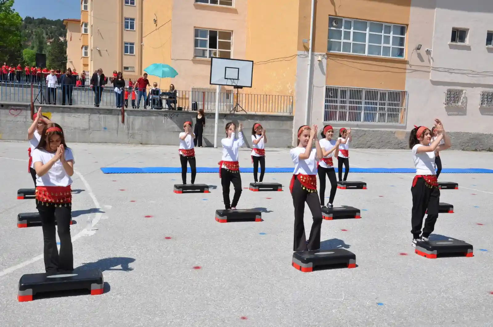 Kütahya’da Öğrenciler Hep Birlikte Harmandalı Oynayıp Halay Çekti (2)