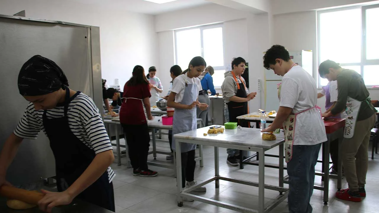 Kütahya’da Ortaokul Öğrencilerine Zanaat Öğretiliyor5