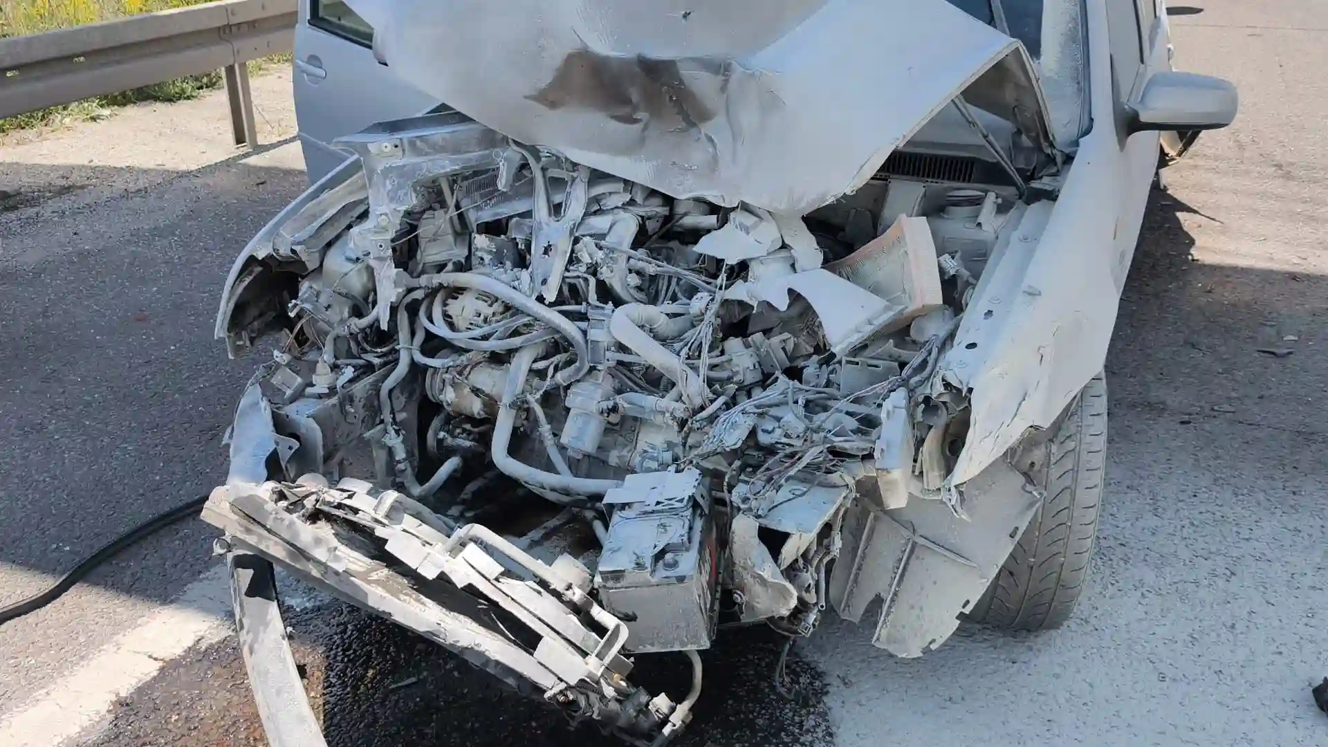 Kütahya'da Otomobil Bariyerlere Ve Kamyonete Çarptı, 2 Yaralı (2)