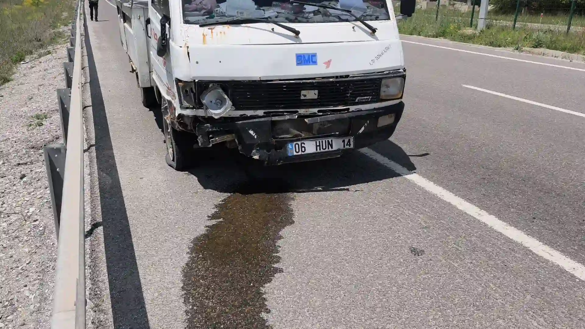 Kütahya'da Otomobil Bariyerlere Ve Kamyonete Çarptı, 2 Yaralı (3)