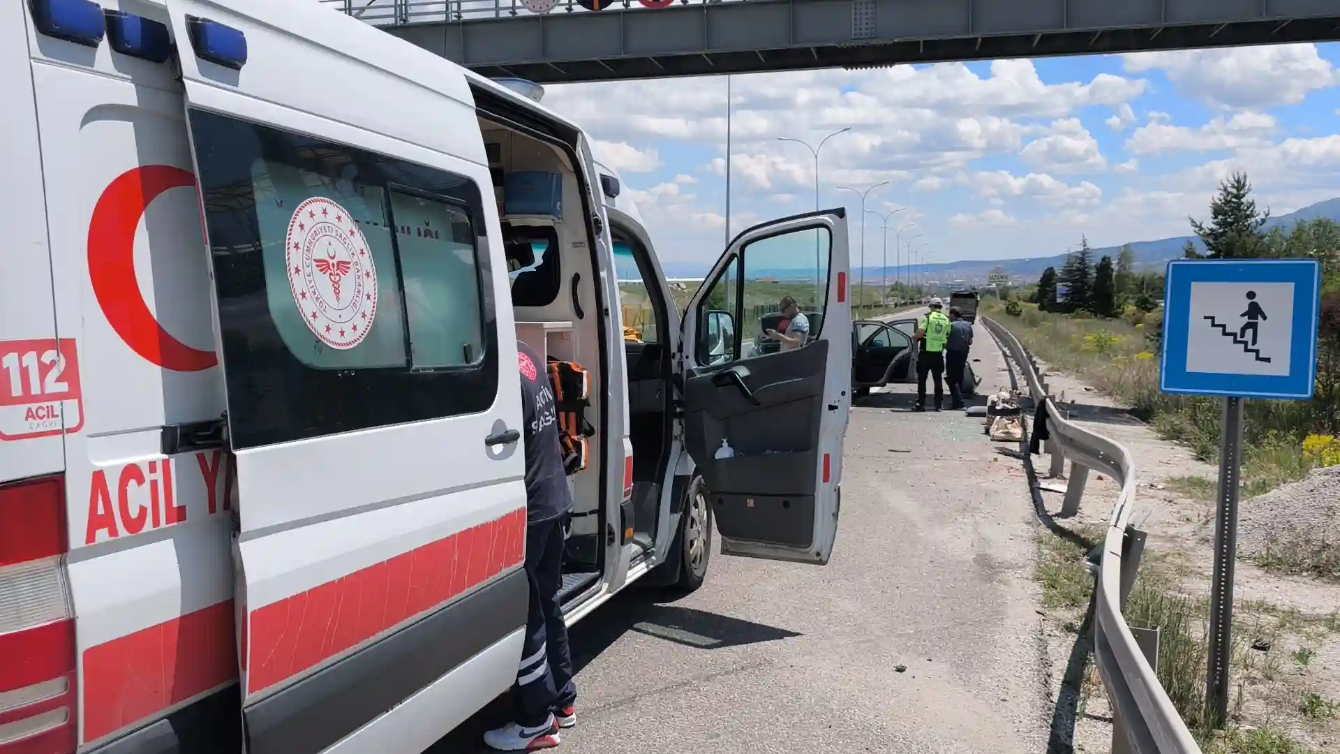 Kütahya'da Otomobil Bariyerlere Ve Kamyonete Çarptı, 2 Yaralı