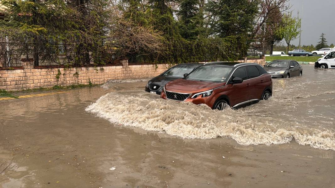 Kütahya'da Sağanak Hayatı Felç Etti (1)