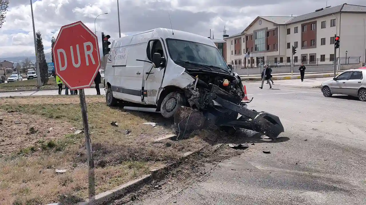 Kütahya’da Tırın Kamyonete Çarptığı Kaza Anları Yayınlandı3